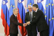 23. 10. 2015, Ljubljana – Predsednik Pahor vroil dravno odlikovanje medaljo za zasluge Brunu Volpiju Lisjaku (STA/Danijel Novakovi)